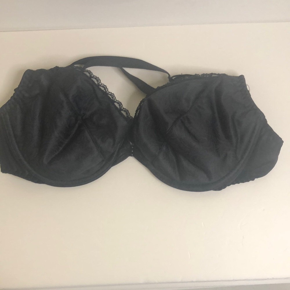 BACKLESS BY SMOOTHIE black bra. Size 36 B. Adjustable straps. Lace trimming.